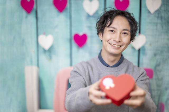 ハートを持つ男性