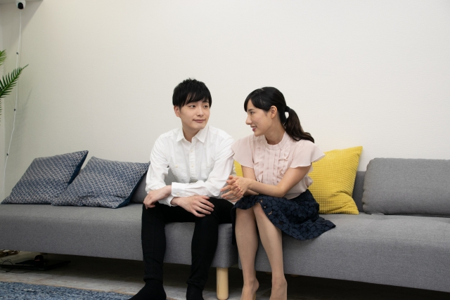 話をする男女