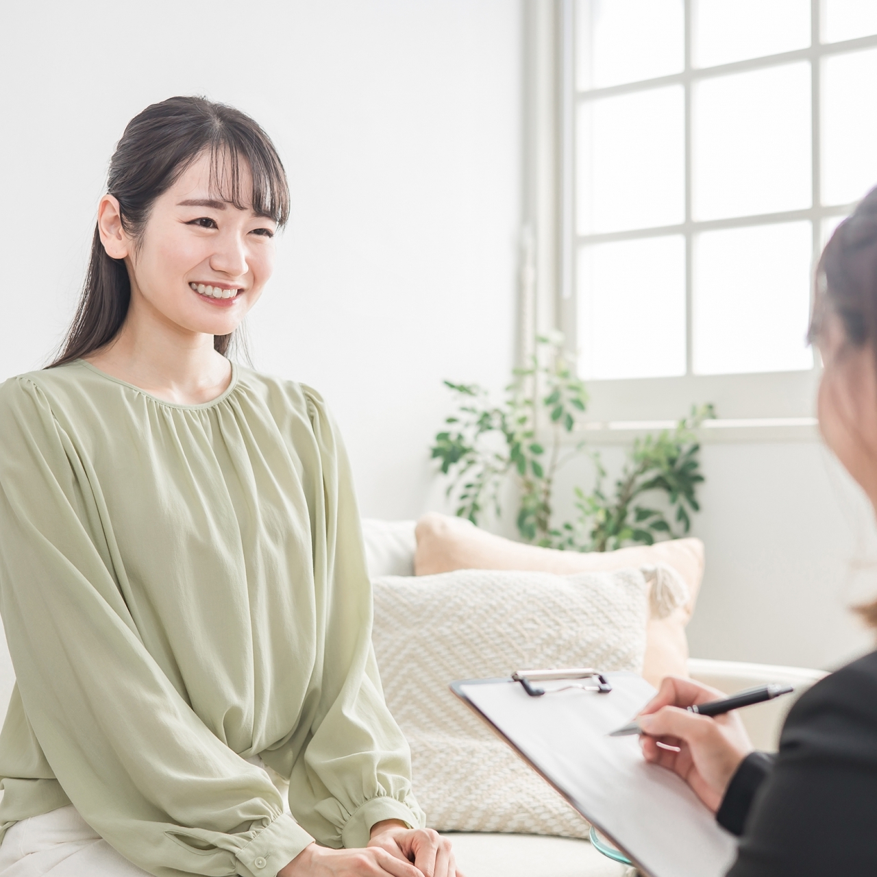 カウンセリングを
		受ける女性の画像