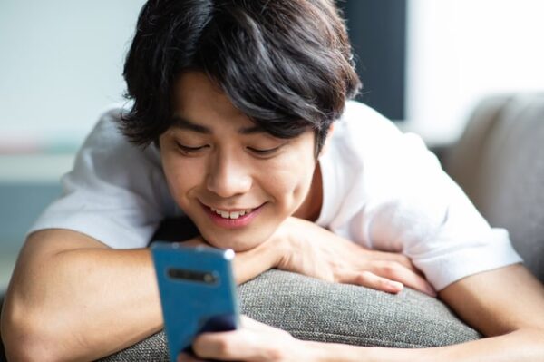 完全無料のマッチングアプリをしている男性