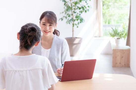 結婚相談所でカウンセリングを受けている女性